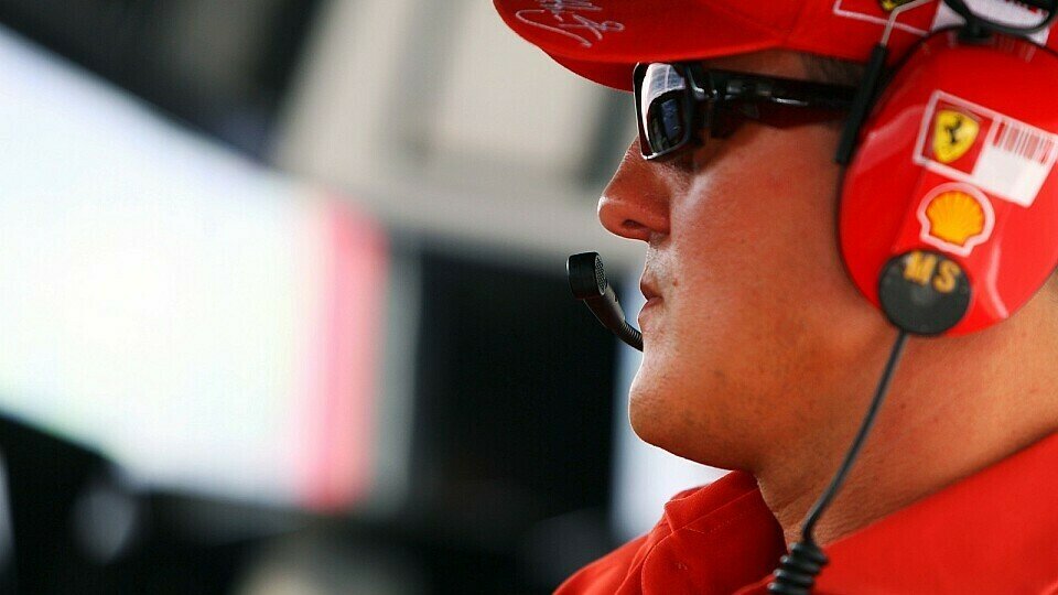 Michael Schumacher hat alles im Blick., Foto: Sutton
