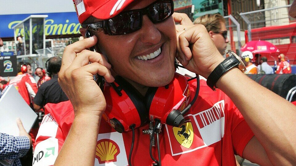Michael Schumacher freut sich über die Einigung., Foto: Sutton