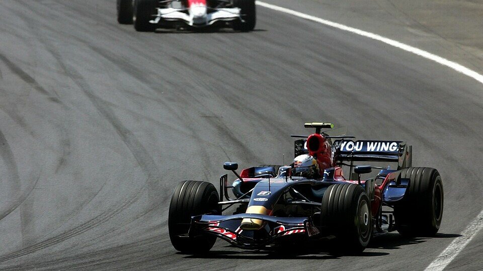 Zu Beginn konnte Sebastian Vettel Jarno Trulli hinter sich halten, Foto: Sutton