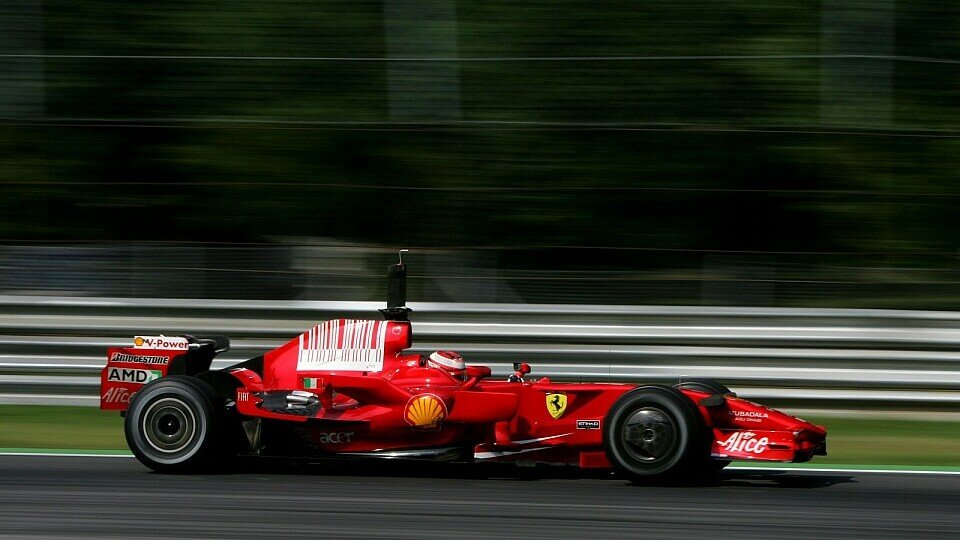 Kimi Räikkönen greift noch mal an., Foto: Bumstead/Sutton