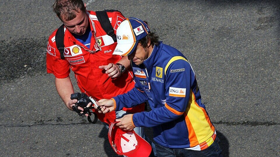 Besonders viel will Fernando Alonso mit Rot aktuell nicht zu tun haben, Foto: Sutton