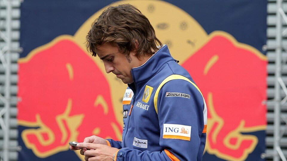 Fernando Alonso wird fast überall gesehen, Foto: Sutton