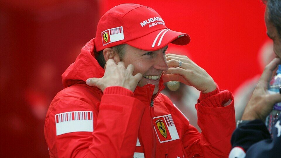 Kimi Räikkönen wartet auf seine Herausforderer, Foto: Sutton