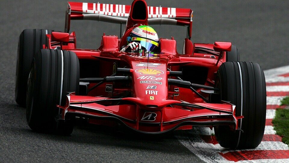 Der Motor im F2008 von Felipe Massa wird untersucht., Foto: Sutton