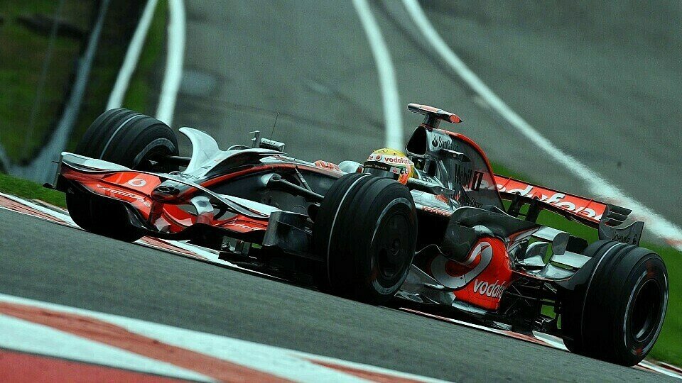Lewis Hamilton führt das Feld an., Foto: Bridgestone
