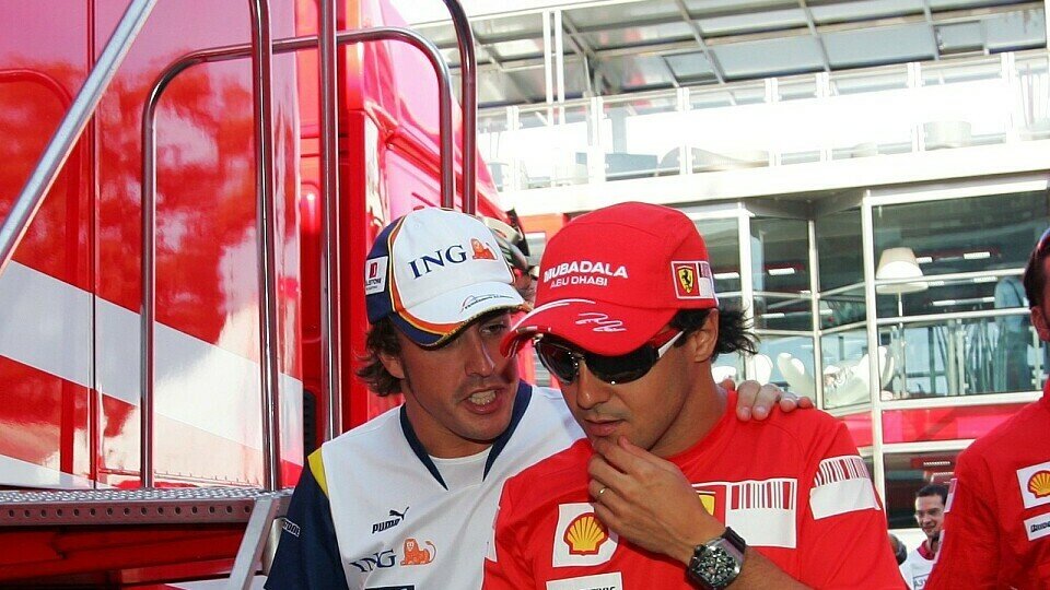 Fernando Alonso will Felipe Massa den Rücken stärken..., Foto: Sutton