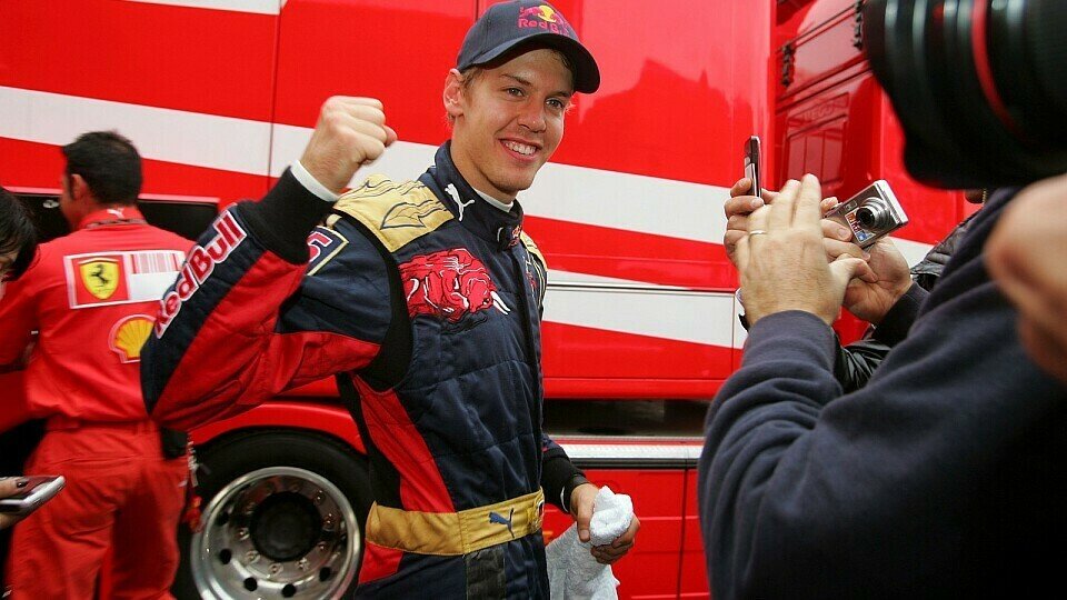 Ein Schluck Champagner für Sebastian Vettel., Foto: Sutton