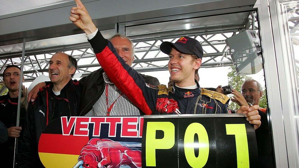 Vettels Boxentafel zeigte die 1 an., Foto: Sutton
