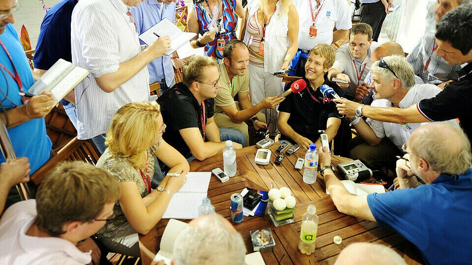 Sebastian Vettel ist ein gefragter Mann, Foto: GEPA