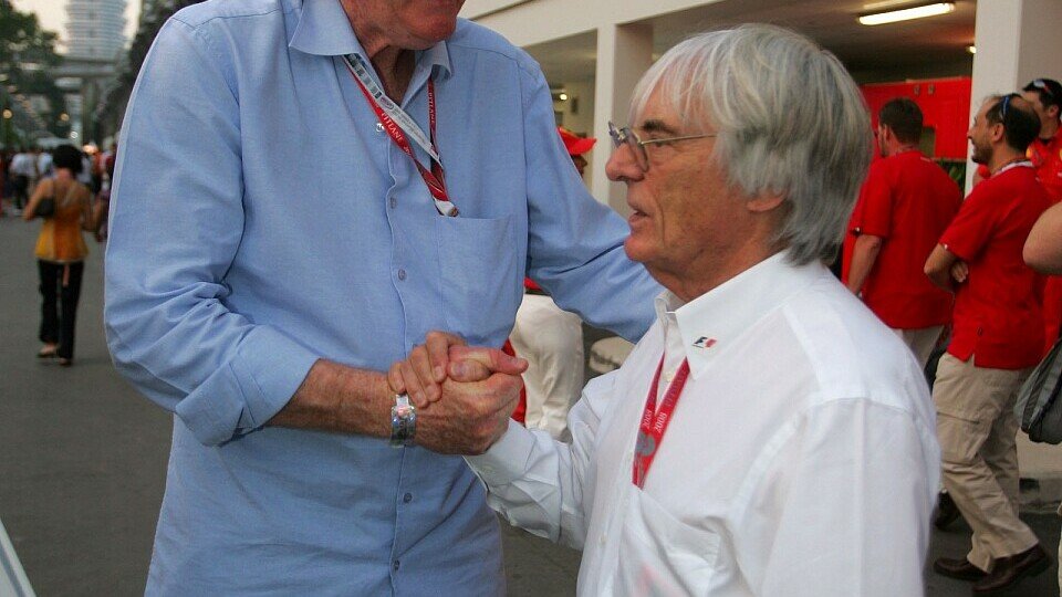 Bernie Ecclestone hat beim Rennkalender immer viel zu tun, Foto: Sutton