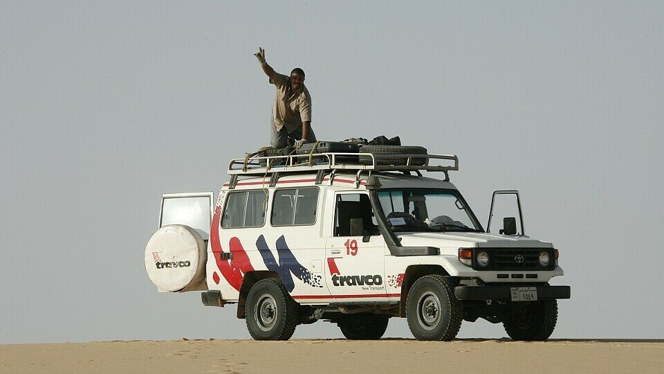 Ägypter flippen bei dem Anblick eines Begleitfahrzeugs regelrecht aus., Foto: Rally Pharaons