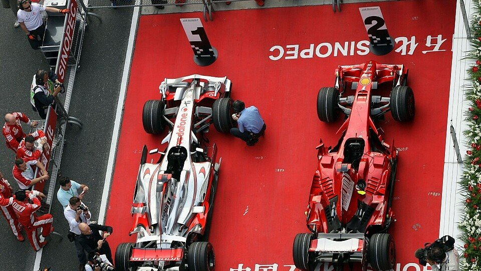 Der Kampf Ferrari gegen McLaren geht in die vorletzte Runde., Foto: Sutton