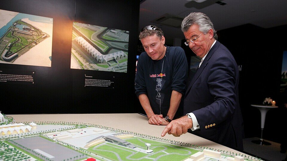 Der Herr der Strecken - Philippe Gurdjian erklärt Ex-F1-Pilot David Coulthard auf einem Modell den Kurs von Abu Dhabi, Foto: Sutton