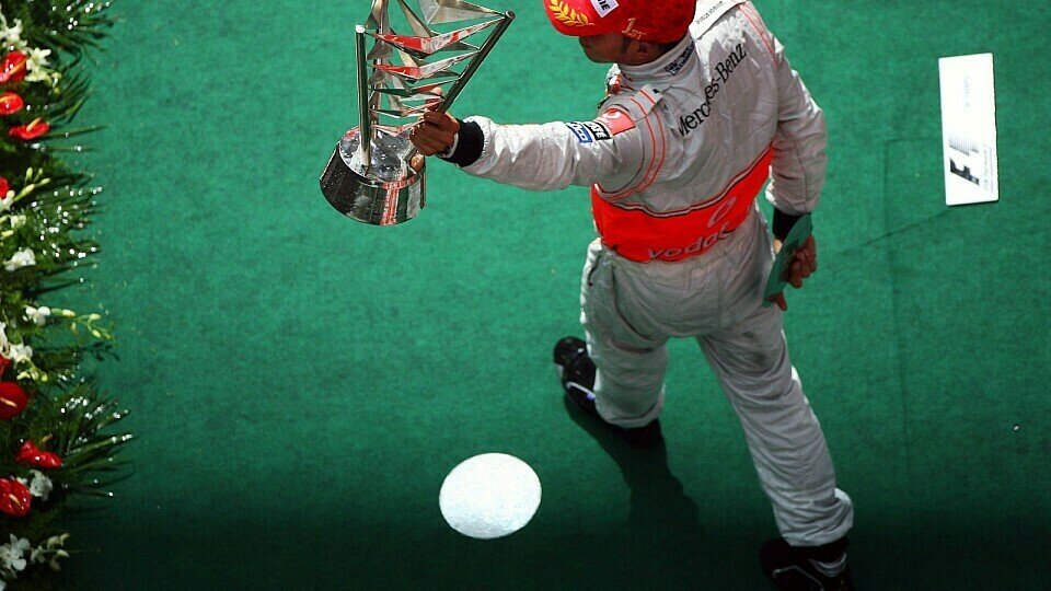 Lewis Hamilton freut sich darauf, Pokale behalten zu dürfen, Foto: Sutton