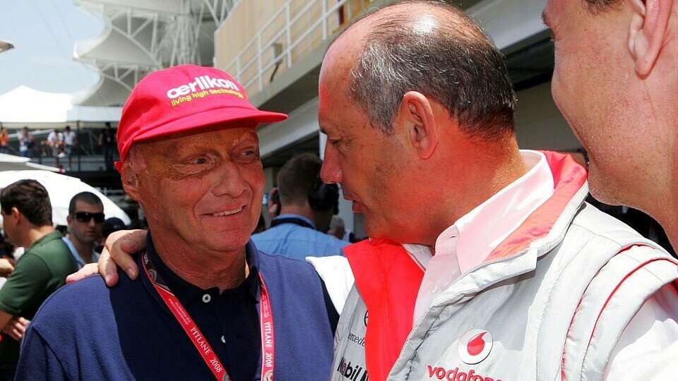 Niki Lauda freut sich mit Hamilton., Foto: Sutton