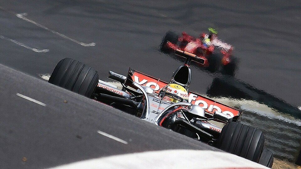 Hamilton muss den Titel nach Hause fahren, aber Massa lauert im Hintergrund., Foto: McLaren