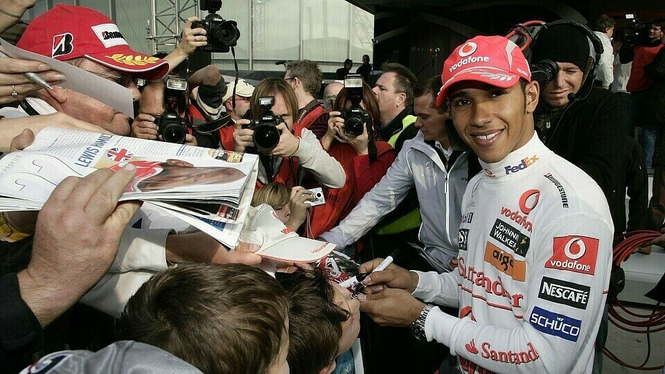 Lewis Hamilton schrieb fleißig Autogramme., Foto: Mercedes