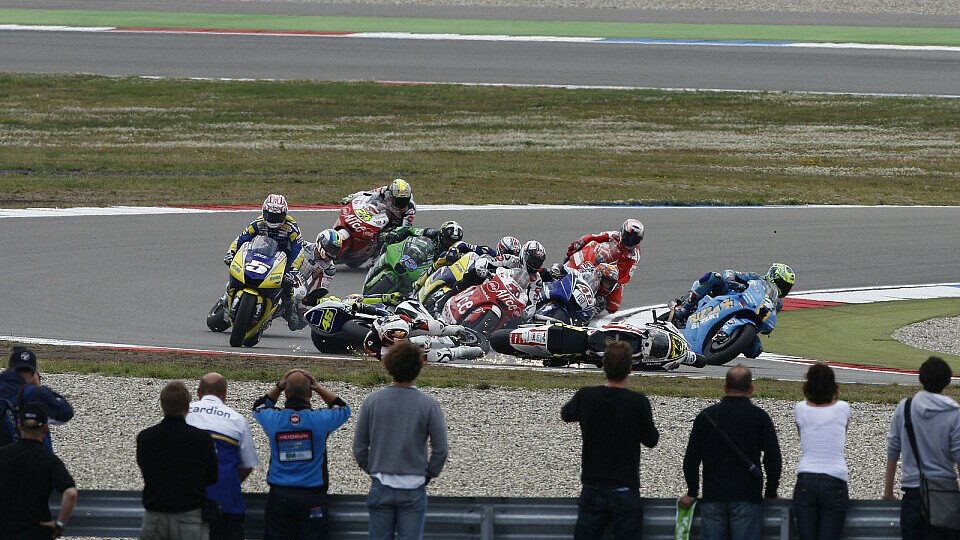 Das Rennen im letzten Jahr: Valentino Rossi beförderte Randy de Puniet ins Aus., Foto: Sutton