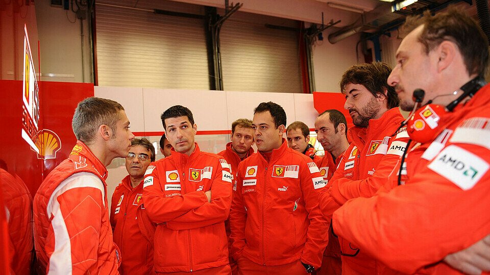 Valentino Rossi im Small-Talk mit Stefano Domenicali, Teamchef von Ferrari in der Formel 1., Foto: Ferrari Press Office