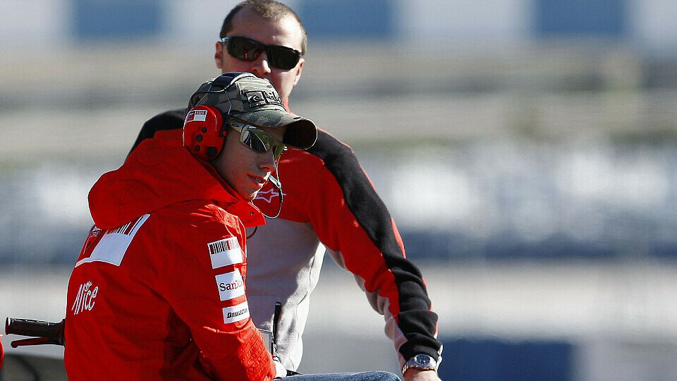 Casey Stoner hilft mit Worten, Foto: Ducati
