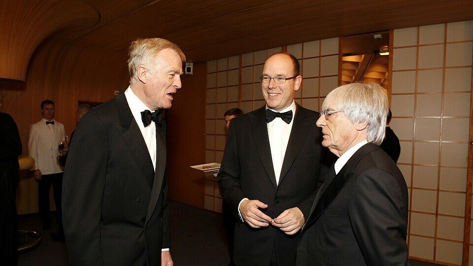 Max und Bernie diskutieren gerne einmal., Foto: FIA