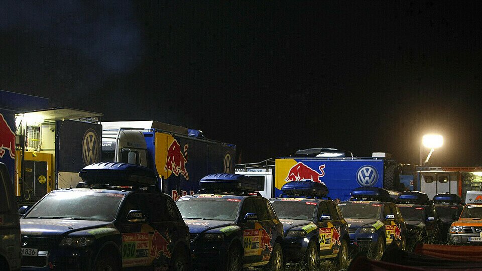 Wenn es Nacht wird bei der Dakar, geht die Arbeit erst los., Foto: Volkswagen Motorsport