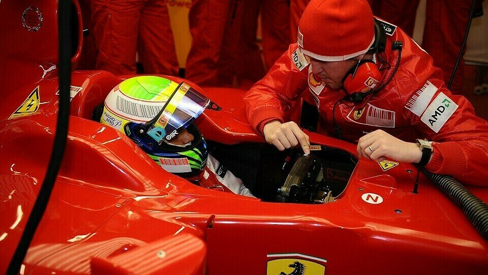 Massa schilderte den Ingenieuren seine ersten Eindrücke., Foto: Ferrari Press Office