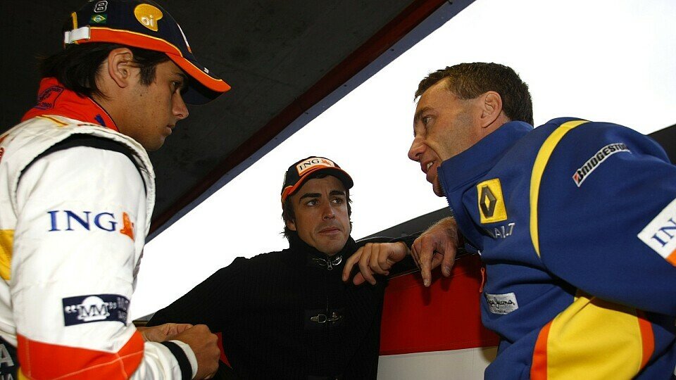 Fernando Alonso stand nicht nur herum, Foto: Renault