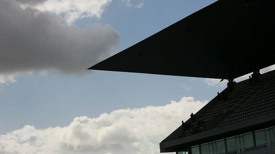 Viele Wolken erwarten die F1-Welt am Samstag am Nürburgring., Foto: Sutton
