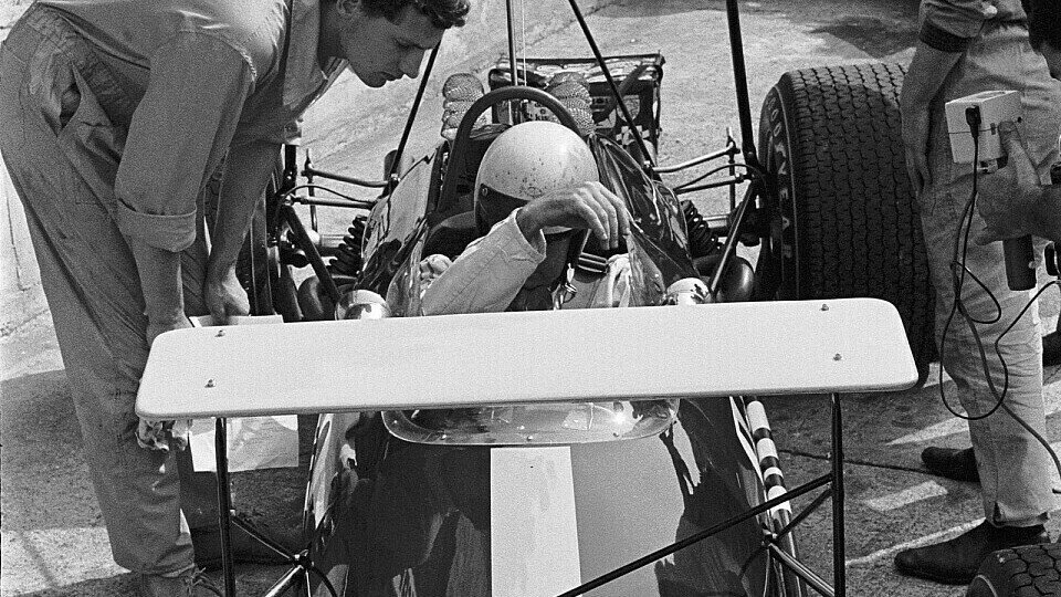 Der junge Ron Dennis im Jahr 1968 als Mechaniker bei Brabham, Foto: Phipps/Sutton 