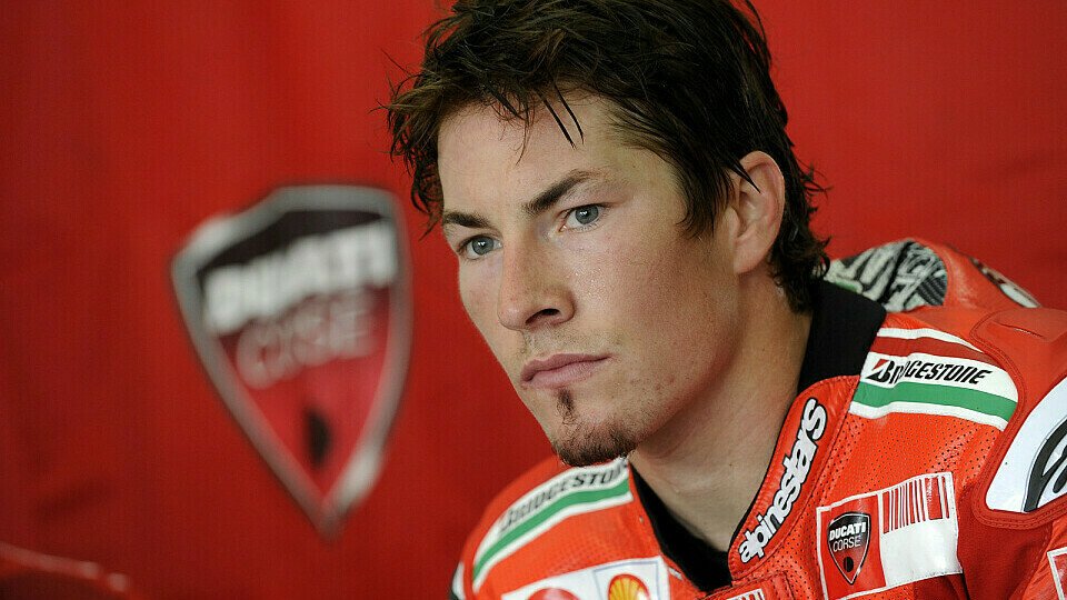 Sorgenfalten sind noch ein paar zu sehen bei Nicky Hayden. Dieses Mal macht die Hinterrad-Bremse Probleme., Foto: Ducati Sorgenfalten sind noch ein paar zu sehen bei Nicky Hayden. Dieses Mal macht die Hinterrad-Bremse Probleme., Foto: Ducati