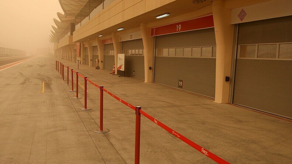 Boxengasse geschlossen - in Bahrain ging wegen eines Sandsturms nichts mehr, Foto: Hartley/Sutton