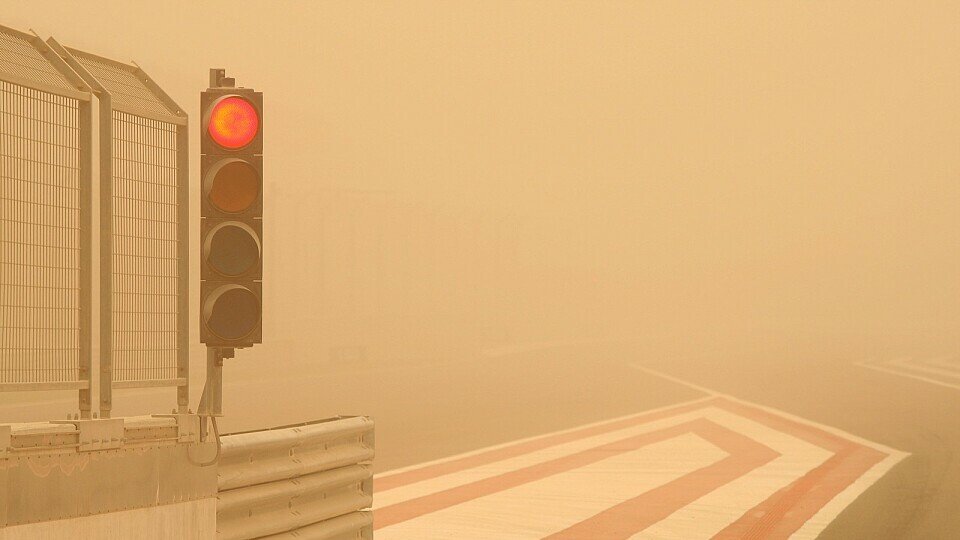 Auch wenn diesmal kein Sandsturm verantwortlich ist - die Ampel in Bahrain bleibt trotzdem rot, Foto: Hartley/Sutton