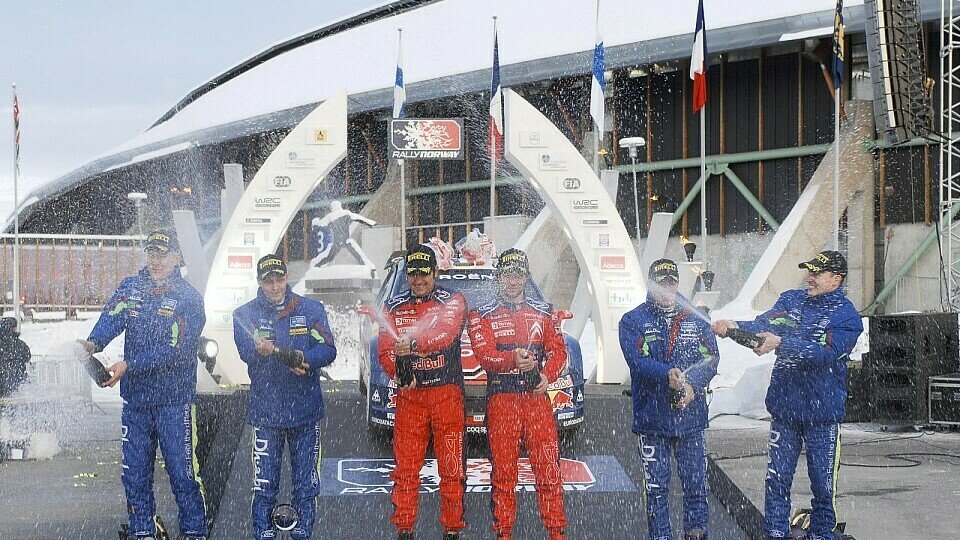 Blau dominierte auf dem Podest der Rallye Norwegen, aber in der Mitte stand erneut Sébastien Loeb., Foto: Sutton