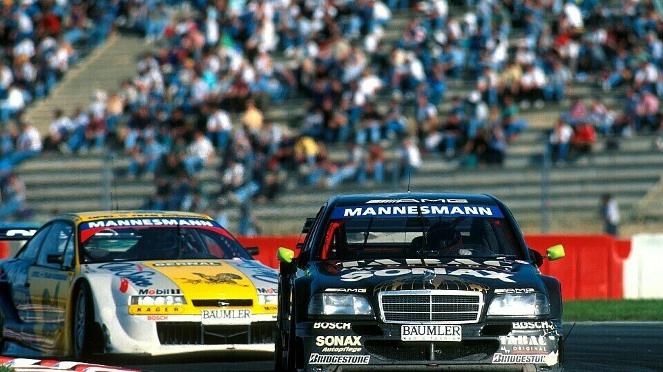 1995: Klaus Ludwig jagt im Calibra V6 dem Mercedes-Benz hinterher, Foto: Sutton