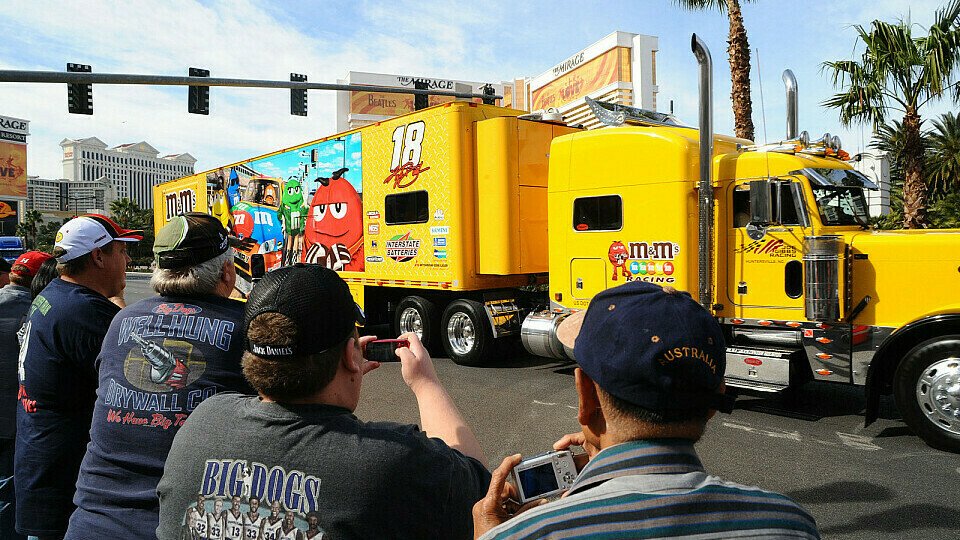 Las Vegas Strip: Der Truck von Kyle Busch auf dem Weg zur Pole