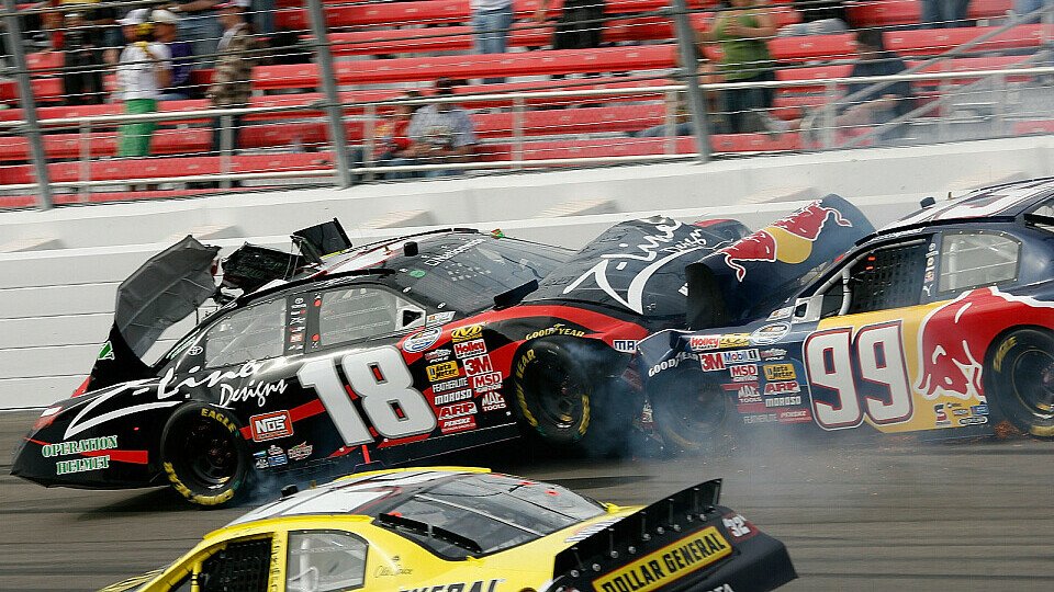 Kyle Busch und Scott Speed verabschieden sich früh aus dem Rennen, Foto: NASCAR