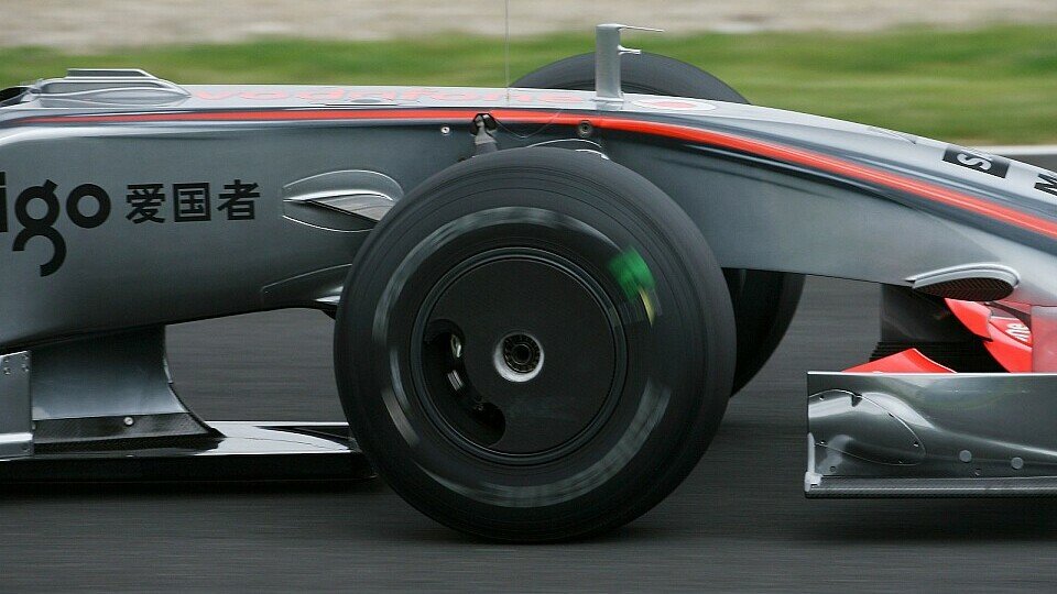 Pedro de la Rosa drehte in Jerez einige Runden mit den neuen Reifen, Foto: Sutton