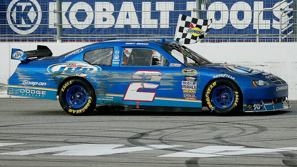 Kurt Busch fährt seine Ehrenrunde im Rückwärtsgang, Foto: NASCAR