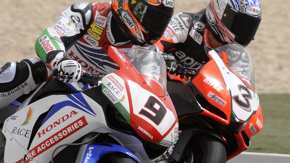 Ryuichi Kiyonari machte in Lauf zwei Druck auf Max Biaggi, fand aber keinen Weg vorbei am Römer., Foto: WorldSBK Ryuichi Kiyonari machte in Lauf zwei Druck auf Max Biaggi, fand aber keinen Weg vorbei am Römer., Foto: WorldSBK