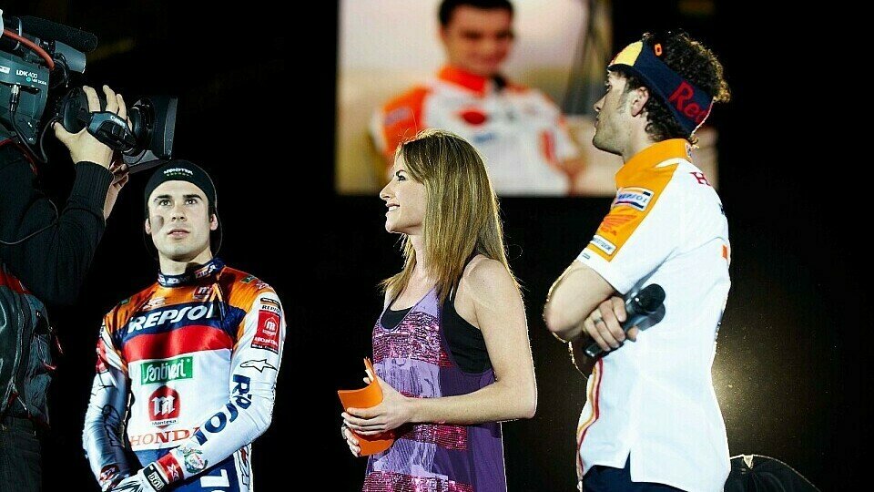 Trial-Weltmeister Toni Bou (links), Andrea Dovizioso (rechts) und Dani Pedrosa im Hintergrund auf dem Bildschirm., Foto: Repsol