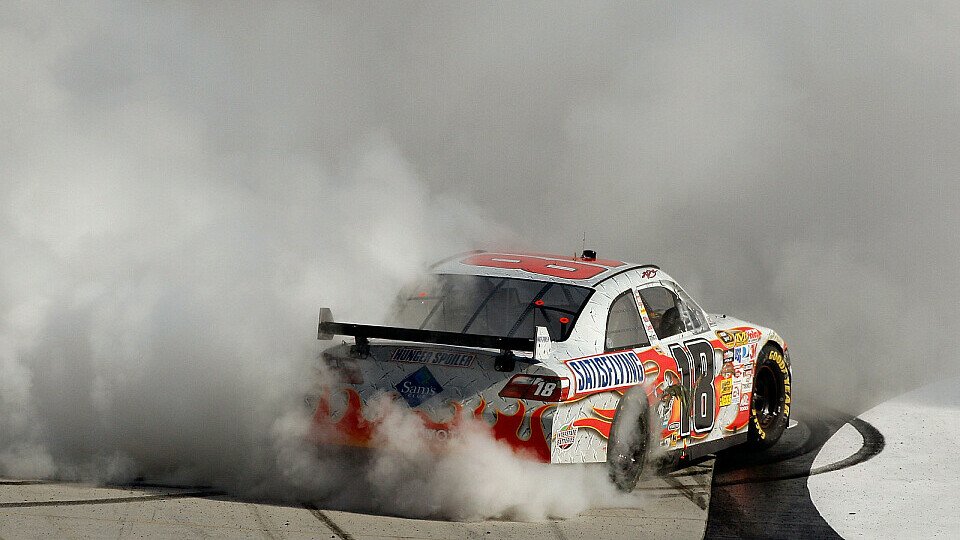 Kyle Busch feiert mit einem Burnout seinen Sieg, Foto: NASCAR