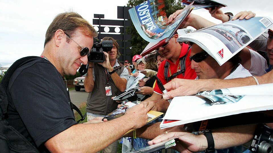 Autogramme von Rubens Barrichello waren am Freitag in Melbourne sehr gefragt, Foto: Sutton
