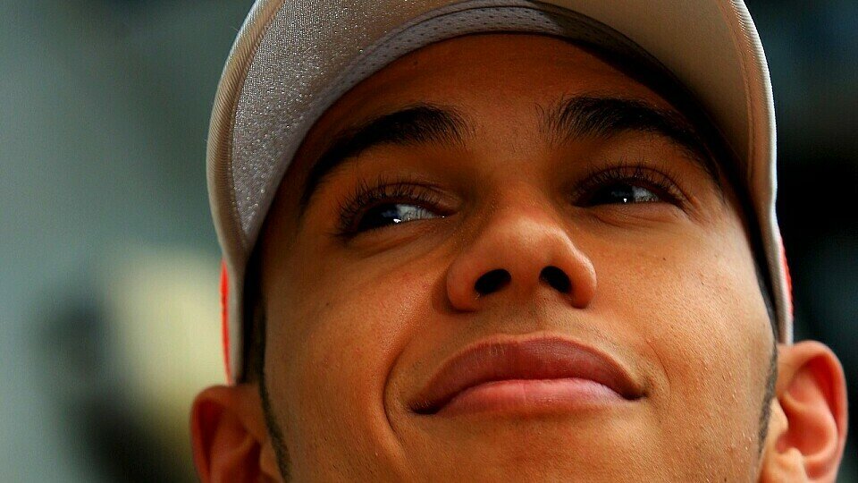 Lewis Hamilton lässt trotz Downforce-Probleme den Kopf nicht hängen., Foto: Sutton