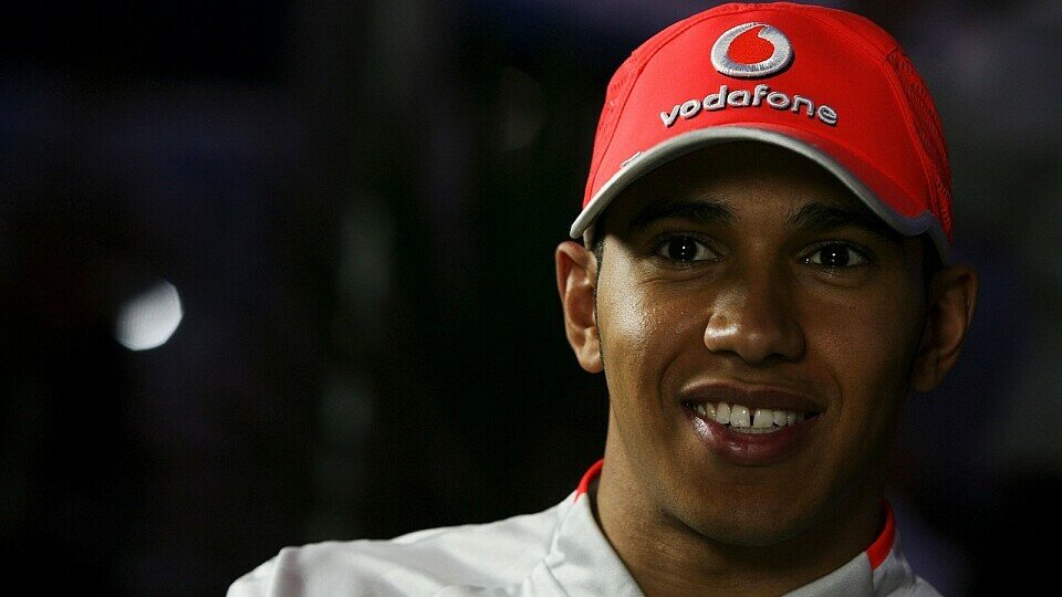 Lewis Hamilton bekam doch einen Grund zum Lachen., Foto: Sutton