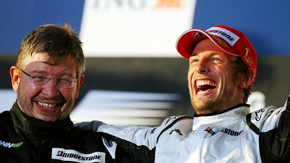 Brawn freut sich mit Jenson Button, Foto: Sutton