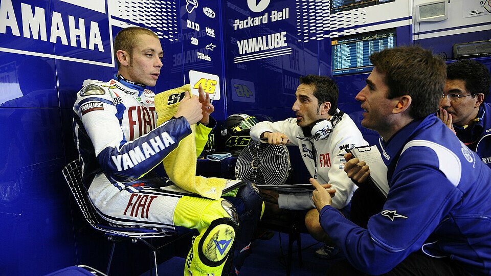 Valentino Rossi will wissen, dass 2010 am Freitagnachmittag weiter Trainings stattfinden werden, Foto: Yamaha