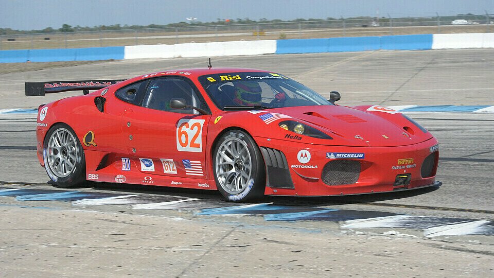 Pierre ist 2009 in einem roten Ferrari unterwegs., Foto: ALMS
