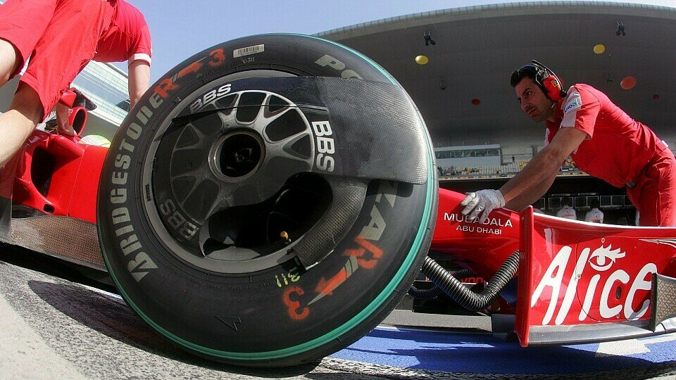 Auch der neue Ferrari muss auf unbekannten Reifen ausrücken., Foto: Sutton