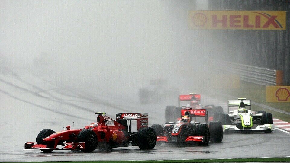Lewis Hamilton lieferte sich einige Duelle mit Kimi Räikkönen in Shanghai., Foto: Sutton